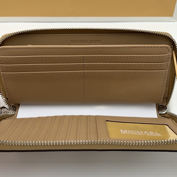 MICHAEL KORS LARGE TRAVEL CONTINENTAL WRISTLET WALLET CAMEL COLOR - Picture 8 of 16